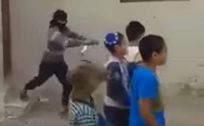 Vidéo: « Plante le juif », le nouveau jeu à la mode des enfants arabes palestiniens