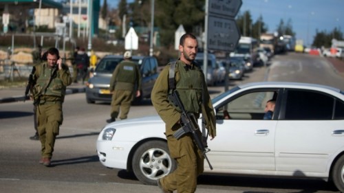 crédits/photos : MENAHEM KAHANA (AFP/ARCHIVES) Des soldats israéliens patrouillent près du carrefour de Goush Etzion en Cisjordanie, le 5 janvier 2016