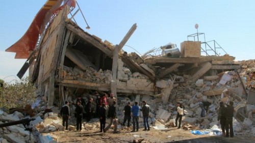 crédits/photos : GHAITH OMRAN (AL-MAARRA TODAY/AFP) Des personnes se rassemblent autour des décombres d'un hôpital soutenu par Médecins Sans Frontières (MSF), près de Maaret al-Numan, dans la province du nord de la Syrie, le 15 février, 2016, après que le bâtiment a été touché par des frappes aériennes russes