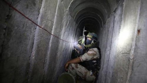 crédits/photos : MAHMUD HAMS (AFP) Un terroriste palestinien de la branche armée du Djihad islamique, les brigades Al-Qods, le 3 mars 2015 dans un tunnel situé au sud de la bande de Gaza