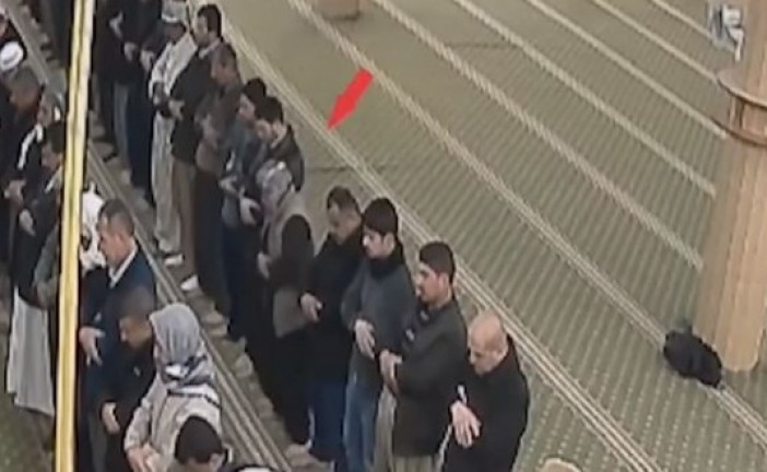 Vidéo: Un homme s’écroule après une crise cardiaque en pleine prière dans une mosquée, personne ne bouge pour lui porter secours.
