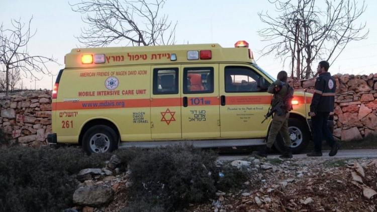 crédits/photos : TWITTER / @ILNEWSFLASH Une ambulance israélienne sur le lieu d'une attaque au couteau en judée-samarie
