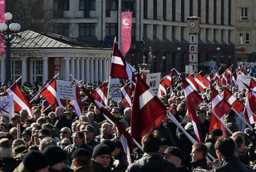 Parade SS: les nazis marchent dans les rues de la capitale lettonne.
