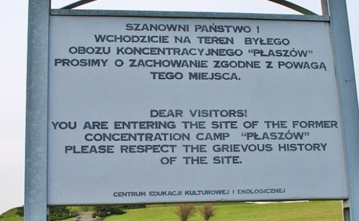Des ouvriers polonais déterrent des ossements ensevelis dans un ancien camps de concentration.