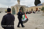 Vidéo: un arabe brandit le drapeau palestinien au nez de la police israélienne sur le Mont du Temple.