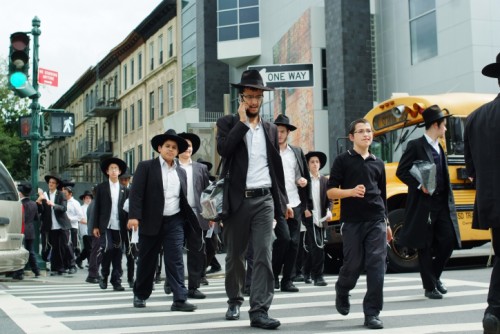 Ultra orthodox Jews seen in the Chabad Jewish orthodox neighborhood in Brooklyn, New York City. September 23, 2012. Photo by Mendy Hechtman/FLASH90 *** Local Caption *** çñéãéí äåìëéí áùëåðä - áøå÷ìéï çáã