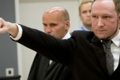 Le tueur norvégien Breivik fait le salut nazi lors de son arrivé au procès.
