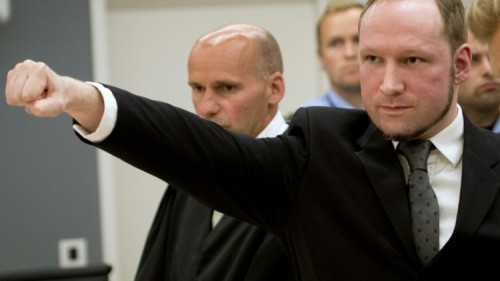 crédits/photos : ODD ANDERSEN (AFP/FILE) Anders Behring Breivik effectue une variante du salut nazi pendant son procès en 2012