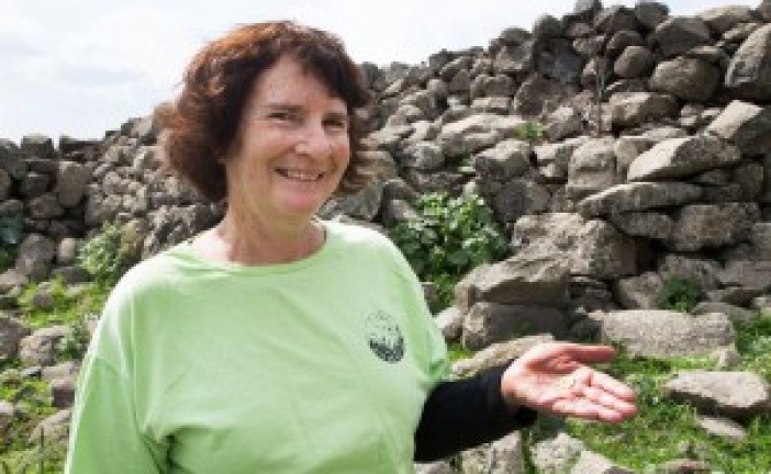 Une randonneuse israélienne trouve une pièce d’or rare datant de 2000 ans dans la région de Galilée.