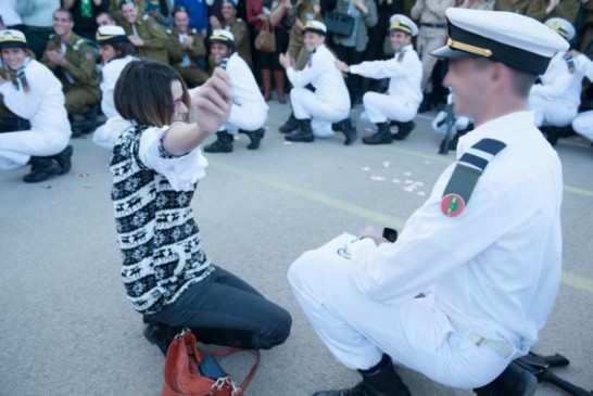 Ce jeune immigrant français fait sa demande en mariage en habit de Tsahal2