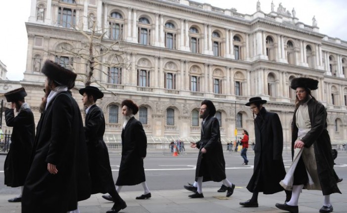 « Les juifs cherchent à contrôler le monde » apprend une école islamique à ses tout jeunes élèves en Angleterre.