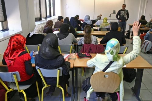 ©PHOTOPQR/LE PROGRES/PHILIPPON JOEL - DECINES - 69 - 15/09/2008. AL KINDI. RENTREE DU LYCEE PRIVEE MUSULMAN AL KINDI A DECINES PRES DE LYON.