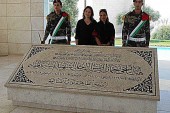 La  Chanteuse Noa  en Pèlerinage devant la Tombe de Arafat ( Terroriste ayant le sang d’enfants juifs sur les mains)