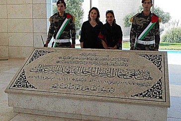 La  Chanteuse Noa  en Pèlerinage devant la Tombe de Arafat ( Terroriste ayant le sang d’enfants juifs sur les mains)