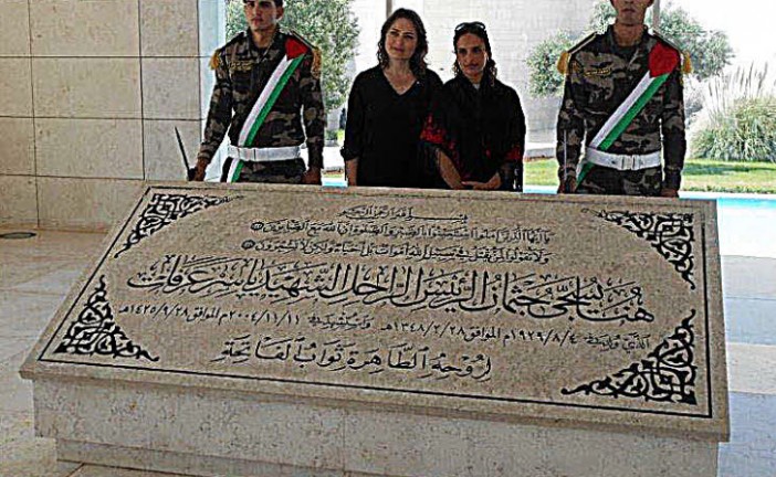 La  Chanteuse Noa  en Pèlerinage devant la Tombe de Arafat ( Terroriste ayant le sang d’enfants juifs sur les mains)