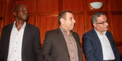 Les deux ressortissants iraniens, Sayed Nasrollah Ebrahimi et Abdolhossein Gholi Safaee, ainsi que leur chauffeur kényan, Moses Keyah Mbogah, lors de leur comparution devant un tribunal de Nairobi, le 1er décembre 2016. Ils ont été inculpés de «facilitation d'un acte terroriste» pour avoir filmé l'ambassade d'Israël avec leurs téléphones portables, depuis une voiture de leur ambassade.© Reuters/Stringer