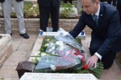 Le président polonais sur la tombe de Yoni Netanyahou !!!