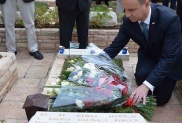 Le président polonais sur la tombe de Yoni Netanyahou !!!