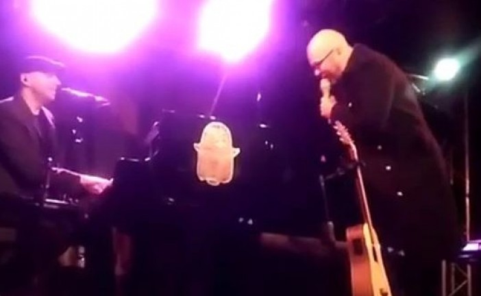 Obispo fait irruption sur scène et chante en hébreu avec Idan Raichel
