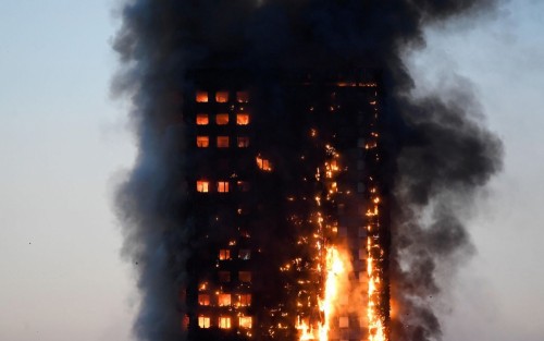 Londres un incendie spectaculaire ravage une tour d'habitation au coeur de la ville