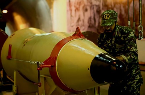 Un membre des Gardiens de la révolution installe un missile balistique dans un endroit souterrain tenu secret, le 8 mars 2016 