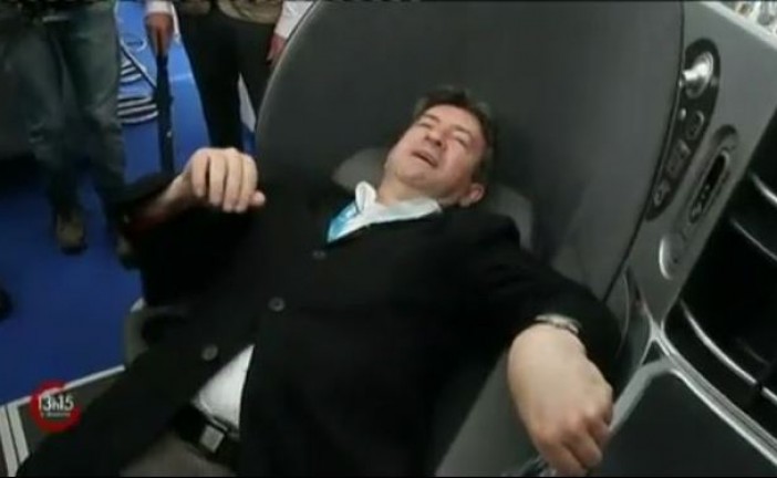 Jean Luc  Melenchon de retour de la Réunion voyage, en classe Business, « vive la classe sociale, Vive les Insoumis » »