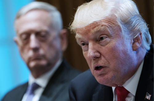 Le président Donald Trump avec le secrétaire à la Défense, James Mattis, lors d’une réunion avec les dirigeants militaires à la Maison-Blanche, à Washington, le 5 octobre 2017. PHOTO MANDEL NGAN / AFP