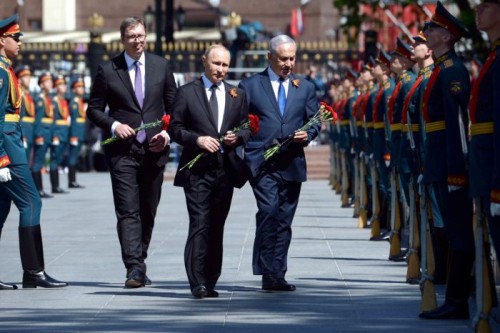 Aleksandar Vucic, Vladimir Poutine et Benyamin Netanyahou s'approchant de la tombe du soldat inconnu, le 9 mai 2018