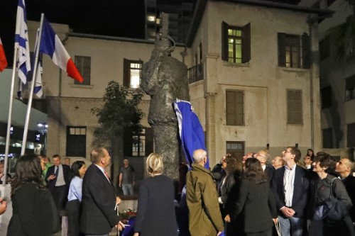 In this picture taken during the inauguration of a copy of the statue "Tribute to Captain Dreyfus" by the late Polish-French caricaturist "Tim" (Louis Mitelberg) on November 27, 2018, Dreyfus' great-grandson Charles Dreyfus and great-granddaughter Yael Perl Ruiz are accompanied by Tel Aviv's Mayor Ron Huldai, his Parisian counterpart Anne Hidalgo, and the French ambassador to Israel Helene Le Gal, as they watch the statue's unveiling in the Israeli coastal city of Tel Aviv. (Photo by JACK GUEZ / AFP)