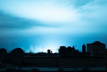 Video : New York: une explosion d’un transformateur électrique a provoqué des éclairs de lumière bleue sur le ciel du Queens.