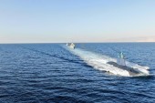 Chariots de feu : le sous-marin Takuma Dolphin accoste en mer rouge