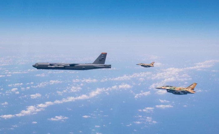 Des avions de chasse israéliens escortent des bombardiers américains