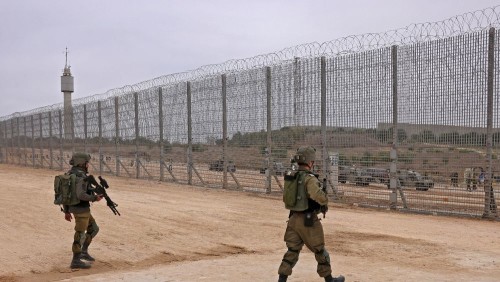 des-soldats-israeliens-marchent-pres-de-la-cloture-le-long-de-la-frontiere-avec-la-bande-de-gaza-dans-le-sud-d-israel-le-7-decembre-2021_6333234[1]