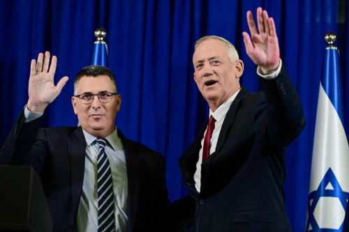 Justice Minister Gideon Saar and Minister of Defense Benny Gantz hold a press conference announcing they merging their parties ahead of the upcoming election, in Ramat Gan, July 10, 2022. Photo by Tomer Neuberg/Flash90 *** Local Caption *** בחירות תאריך גדעון סער בני גנץ איחוד כחול לבן תקווה חדשה מאחדים מדברים פודיום