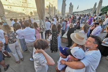 Yair Lapid a signé un ordre interdisant de placer des séparations entre les juifs réformistes et les juifs religieux au Kotel