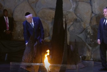 Joe Biden dépose une gerbe et allume la Flamme éternelle lors d’une cérémonie à Yad Vashem