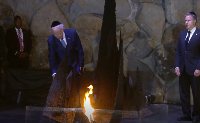 Joe Biden dépose une gerbe et allume la Flamme éternelle lors d’une cérémonie à Yad Vashem