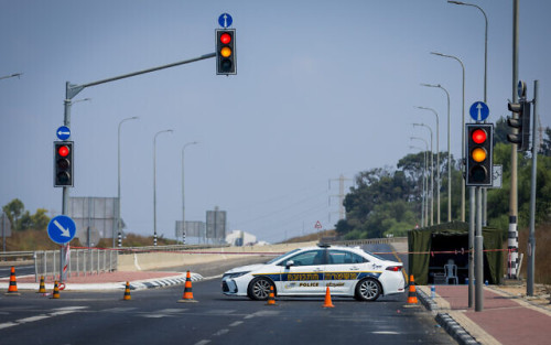 Israeli soldiers and police block roads near the border with the Gaza Strip on August 4, 2022. Photo by Flash90 *** Local Caption *** חיילים רצועת עזה פלסטינים מחסום חסימה צירים