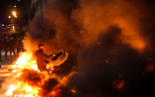 Palestinians burn tires as they block the streets leading to Joseph's Tomb, near Balata refugee camp, in the West Bank city of Nablus, April 11, 2022. Photo by Nasser Ishtayeh/Flash90 *** Local Caption *** פלסטיני שכם קבר יוסף חוסמים עשן אלימות ידוי אבנים עשן פלשתיני פלשתינאי