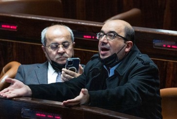 ami Abou Shahadeh, député de la Liste arabe unie et chef du parti Balad, appel à l’abandon du drapeau israélien, de l’hymne national ainsi que  de la Loi du retour, qui permet aux Juifs du monde entier d’immigrer en Israël.