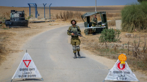 Israeli soldiers block roads near the border with the Gaza Strip on August 3, 2022. Photo by Flash90 *** Local Caption ***  ?????? ????? ??? ???????? ????? ????? ?????