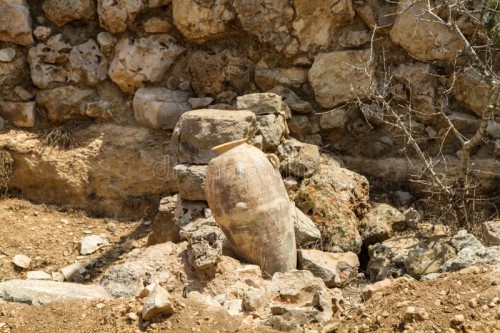 old-jug-near-stone-wall-archaeological-park-shiloh-israel-clay-ruins-ancient-excavations-samaria-125254398[1]
