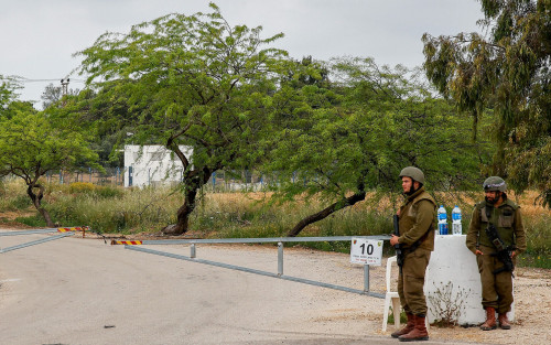 Israeli soldiers block a road near the Israeli Gaza border on April 24, 2021. Photo by Flash90 *** Local Caption *** עזה דרום גבול חייל חיילים חסימה