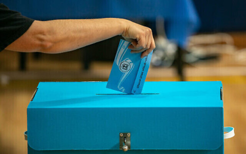 Israelis cast their votes at a voting station in Jerusalem, during the Knesset Elections, on March 23, 2021. Photo by Olivier Fitoussi/Flash90 *** Local Caption *** îöáéò áçéøåú ëðñú äöáòä ÷ìôé áçéøåú 2021