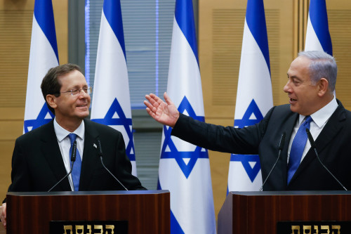 Newly elected Israeli president Isaac Herzog with Israeli prime minister Benjamin Netanyahu in the Israeli pariament on the day of the presidential elections, in Jerusalem, June 2, 2021. Photo by Yonatan Sindel/Flash90 *** Local Caption *** יצחק הרצוג בחירות נשיאות המדינה ביבי ראש הממשלה בנימין נתניהו נשיא