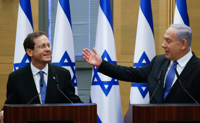 Élections israéliennes : Isaac Herzog va confier officiellement à Benjamin Netanyahu le mandat de former le prochain gouvernement