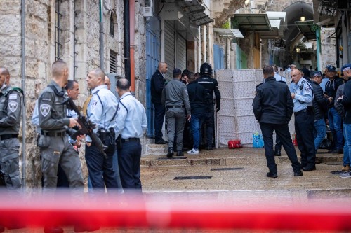 Police officers at the scene of a shooting and stabbing attack in Jerusalem's Old City on November 21, 2021. Photo by Yonatan Sindel/Flash90 *** Local Caption *** פיגוע ירושלים דקירה מחבל רחוב הגיא פצוע שוטרת