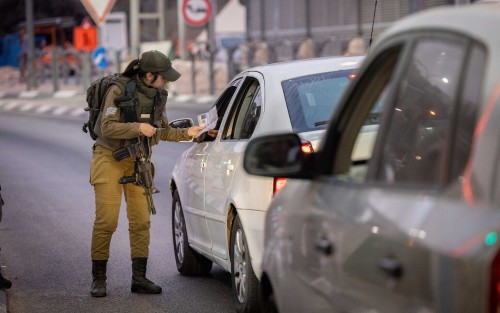 Israeli soldiers stand guard at "HaMinharot" checkpoint, near Jerusalem, October 12, 2022. Photo by Yonatan Sindel/Flash90 *** Local Caption *** כביש ה מנהרות מחסום המנהרות אוטובוס פלסטינאים מחסום חיילים כביש גדר ישראל פלסטין