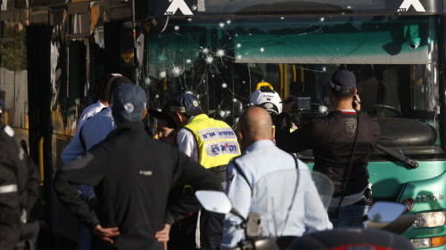 Police and security personnel at the scene of a suspected terror attack at the entrance to Jerusalem, on November 22, 2022. Photo by Olivier Fitoussil/Flash90 *** Local Caption *** ëðéñä éøåùìéí ôéâåò