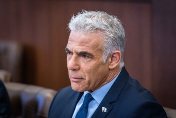 Yair Lapid demande à 50 dirigeants mondiaux d’empêcher un vote à l’ONU qui permettrait à la CIJ de statuer sur la présence israélienne en Judée-Samarie
